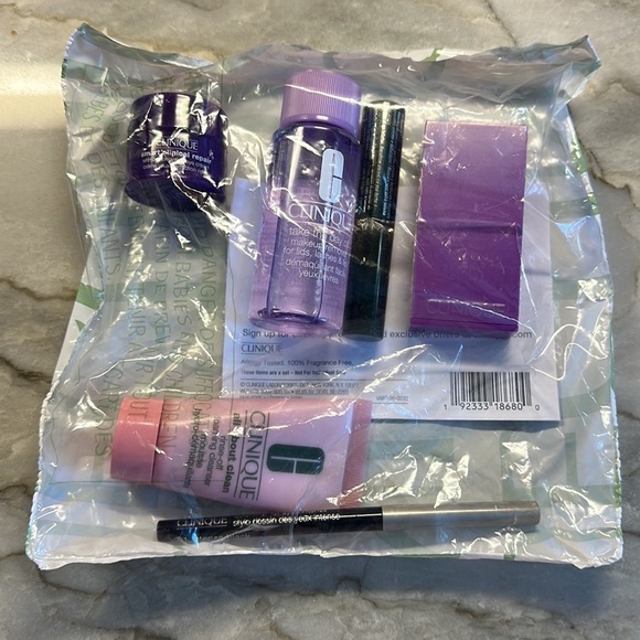 Clinique Spring 2024 Travel Collection - Picture 2 of 3